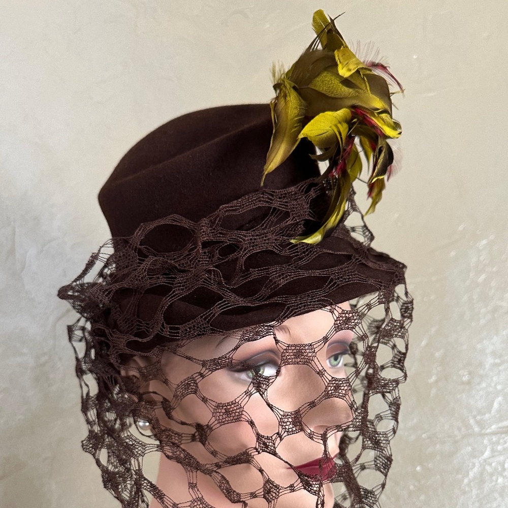 MESMERIZING 1940's BROWN FELT HAT. AMAZING FULL VEIL + YELLOW/BROWN/RED FEATHERS - Picture 10 of 14